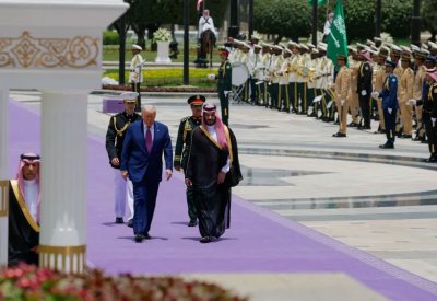 في استقبال ترامب بالسعودية.. ما سر السجاد البنفسجي؟