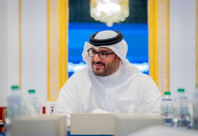 سمو الشيخ عيسى بن سلمان بن حمد يطلع على المخطط التطويري العام لنادي راشد للفروسية وسباق الخيل