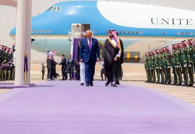 خيول ولون خزامي وربطة عنق مميزة.. مشاهد من زيارة ترامب للرياض