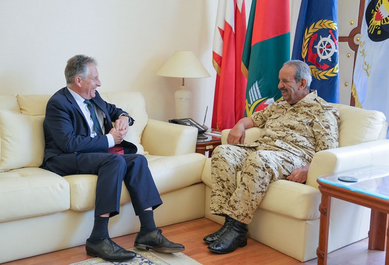 القائد العام لقوة دفاع البحرين يستقبل نائب رئيس مجلس الاستشارة العالمي رئيس هيئة الدفاع للقوات المسلحة البريطانية السابق