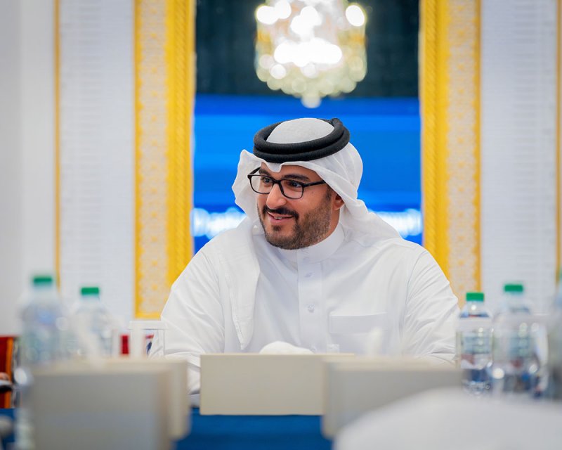 سمو الشيخ عيسى بن سلمان بن حمد يطلع على المخطط التطويري العام لنادي راشد للفروسية وسباق الخيل