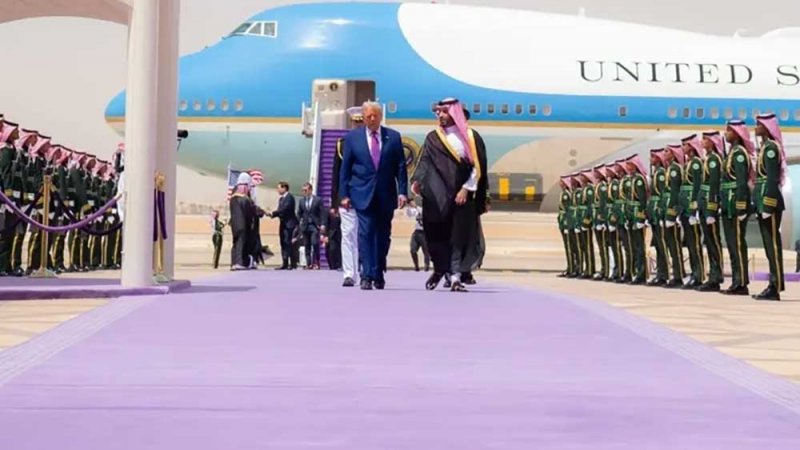 خيول ولون خزامي وربطة عنق مميزة.. مشاهد من زيارة ترامب للرياض