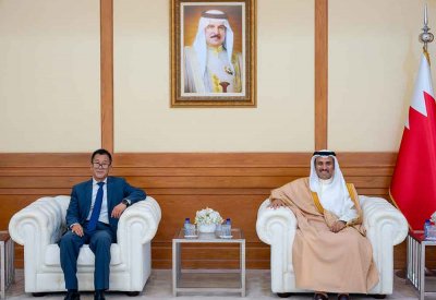 وزير الإعلام يستقبل سفير جمهورية الصين الشعبية لدى مملكة البحرين