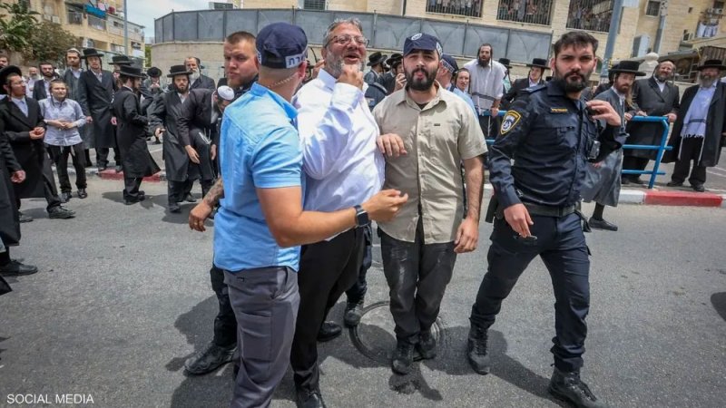 بالفيديو: إسرائيليون متطرفون يهاجمون بن غفير ويضربون زوجته