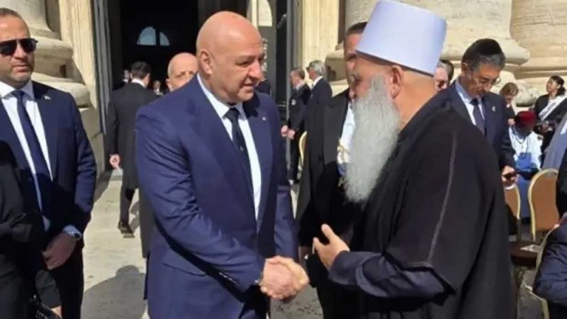 صورة لعون يصافح طريف تثير جدلاً.. والرئاسة اللبنانية توضح