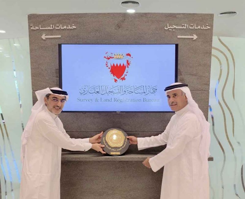 جهاز المساحة والتسجيل العقاري يتسلم الدرع الذهبي بمناسبة حصول مركز العملاء على تصنيف الفئة الذهبية ضمن برنامج "تقييم 5"