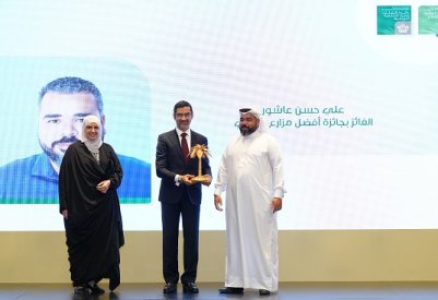 عاشور يحصد جائزة الملك حمد الزراعية