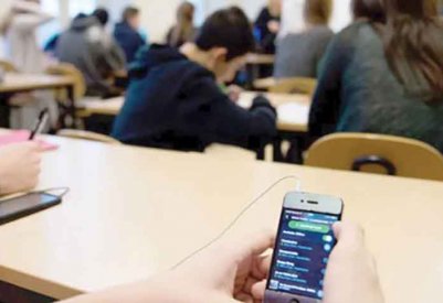 نصف الولايات الأمريكية تعتمد قوانين لتنظيم استخدام الهواتف المحمولة في المدارس