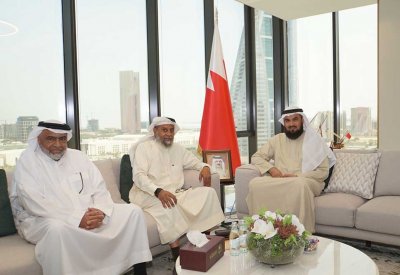 رئيس الأوقاف السنية يستقبل مشرفي موقع "تواصل أهل البحرين"