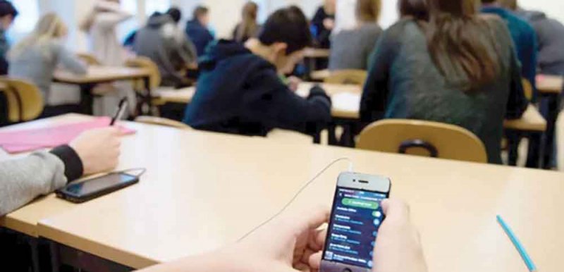 نصف الولايات الأمريكية تعتمد قوانين لتنظيم استخدام الهواتف المحمولة في المدارس