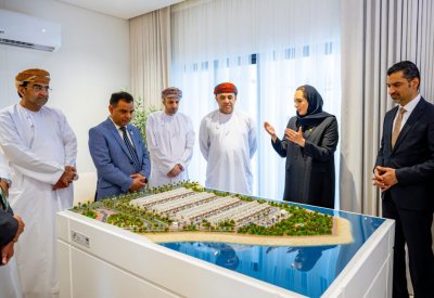 وزيرة الإسكان والتخطيط العمراني تستعرض المسيرة الإسكانية والمشاريع المطورة مع وزير الإسكان العماني