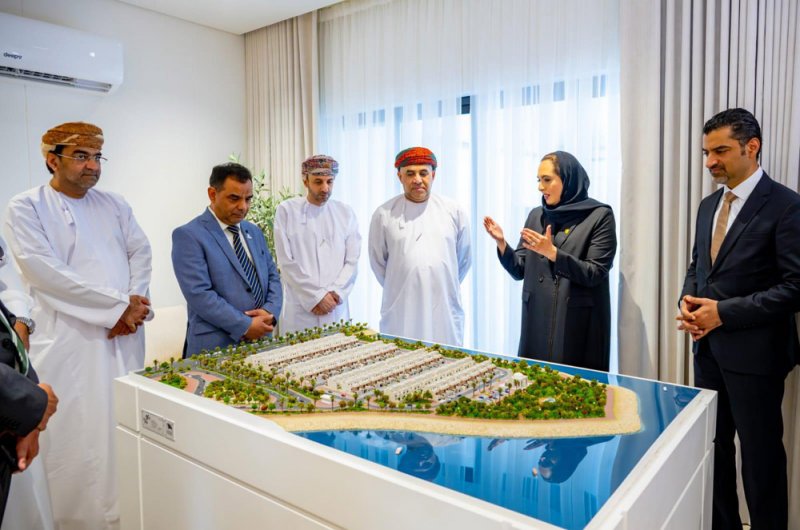 وزيرة الإسكان والتخطيط العمراني تستعرض المسيرة الإسكانية والمشاريع المطورة مع وزير الإسكان العماني