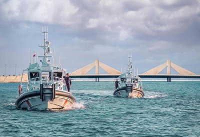 إنقاذ شخصين جراء تعرض قارب التجديف الخاص بهما للغرق في منطقة خليج البحرين