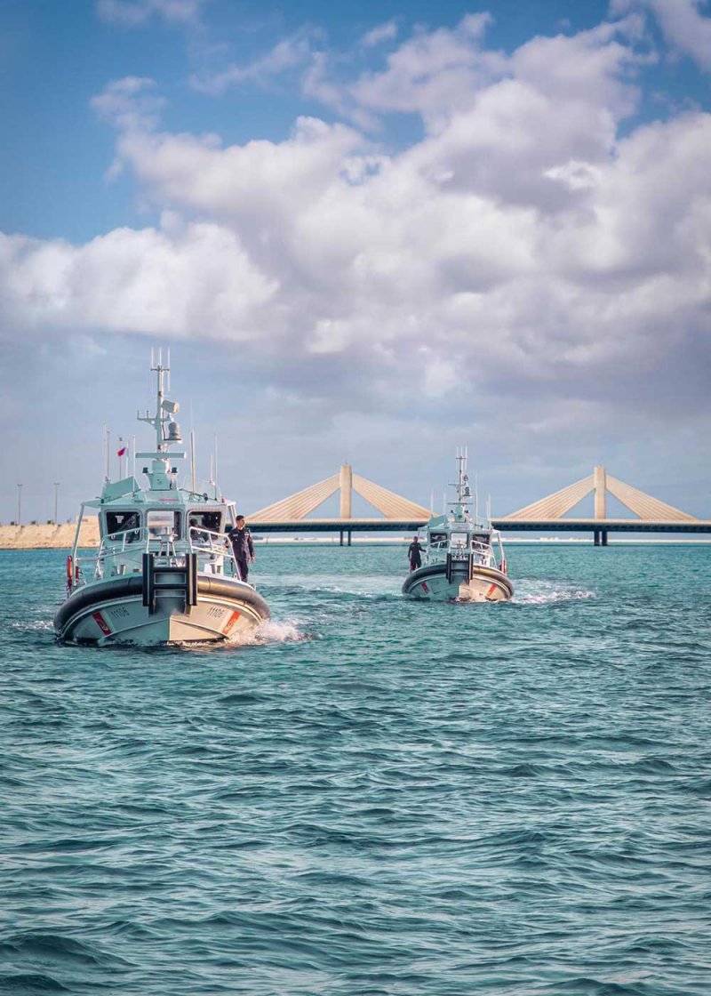 إنقاذ شخصين جراء تعرض قارب التجديف الخاص بهما للغرق في منطقة خليج البحرين
