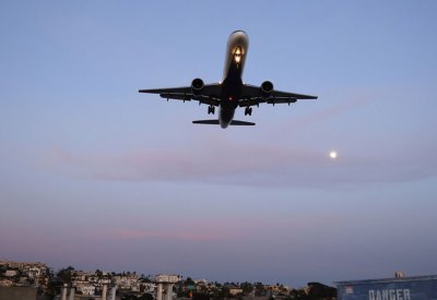 فوضى على متن طائرة أمريكية بسبب زائرين غير مرغوب فيهما
