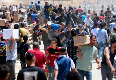 انفجار وإطلاق نار خلال تسلم فلسطينيين للمساعدات في غزة