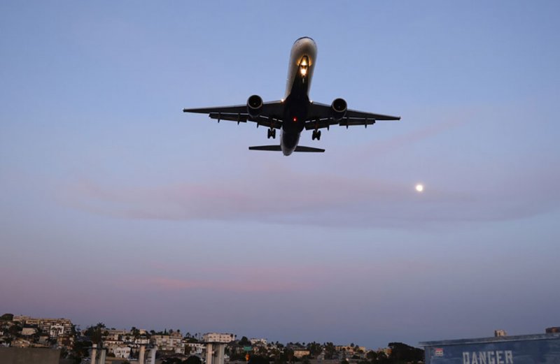 فوضى على متن طائرة أمريكية بسبب زائرين غير مرغوب فيهما