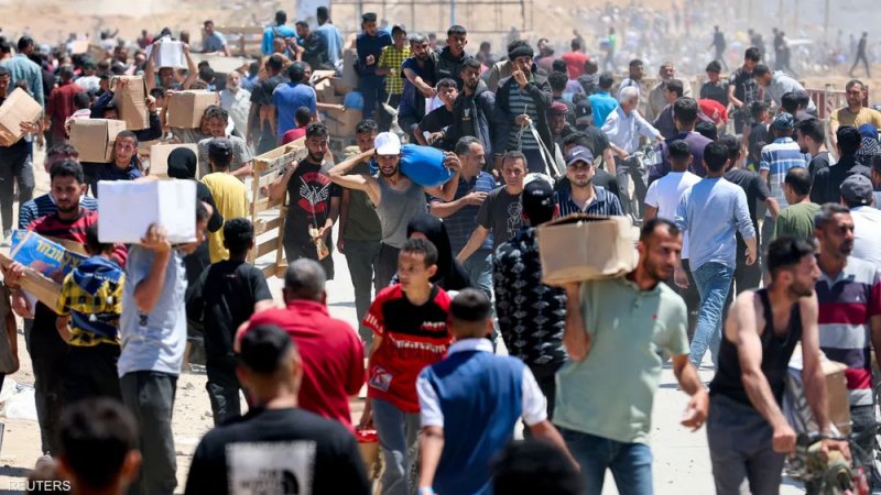 انفجار وإطلاق نار خلال تسلم فلسطينيين للمساعدات في غزة