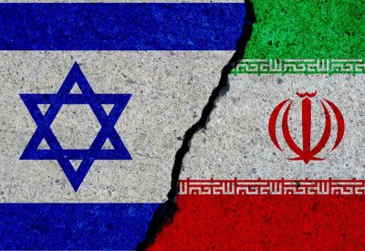 إعلام إسرائيلي: اجتماعات سرية تبحث احتمال شن هجوم على إيران "دون إنذار"
