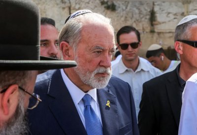 هاكابي يدعو ماكرون لمنح الفلسطينيين جزءا من أرضه