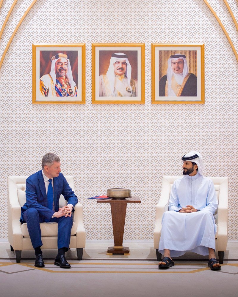 ناصر بن حمد يستقبل وزير التنمية الاقتصادية الروسي والوفد المرافق