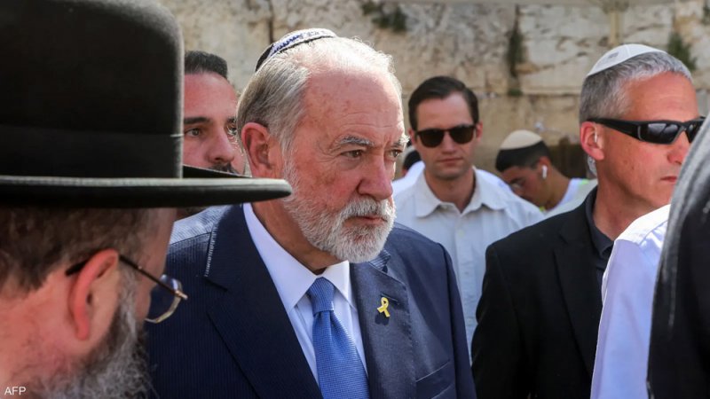 هاكابي يدعو ماكرون لمنح الفلسطينيين جزءا من أرضه