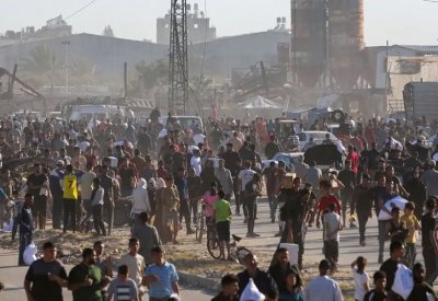 فيديو لمسلح ملثم قرب مركز مساعدات بغزة.. وحماس "مفبرك"