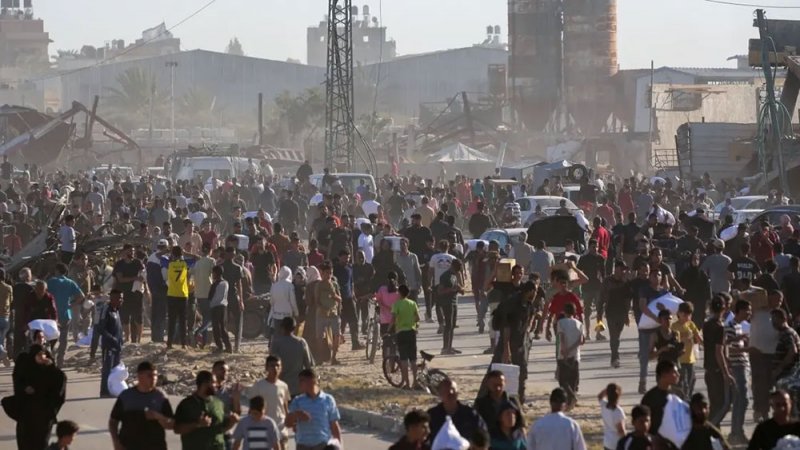 فيديو لمسلح ملثم قرب مركز مساعدات بغزة.. وحماس "مفبرك"