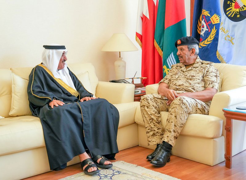 القائد العام لقوة دفاع البحرين يستقبل الشيخ محمد بن عطية الله آل خليفة