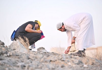 حجاج البحرين يجمعون الجمرات استعدادًا ليوم النحر