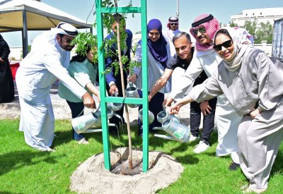 بنك البحرين الوطني يشارك في تشجير الطرق بمنطقة الزلاق ومدينة زايد