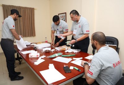 اللجنة الأمنية ببعثة مملكة البحرين للحج تستكمل تسليم أساور الحجاج وتصاريح دخول المركبات