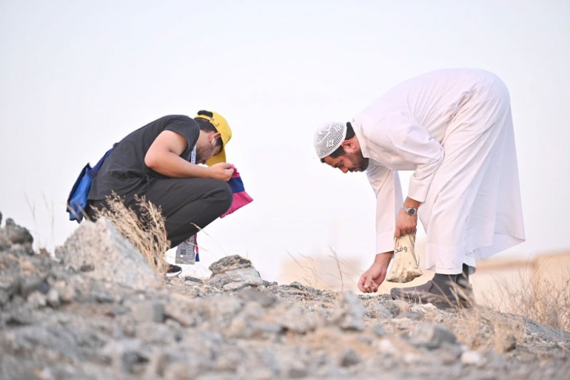 حجاج البحرين يجمعون الجمرات استعدادًا ليوم النحر