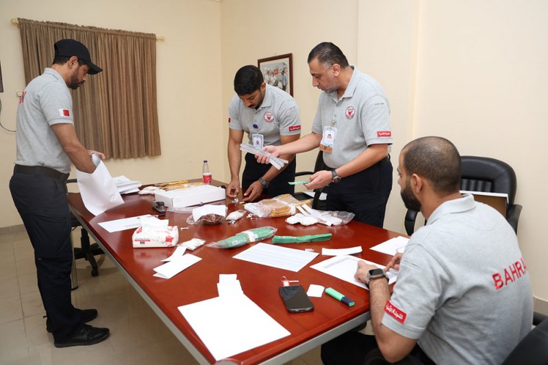 اللجنة الأمنية ببعثة مملكة البحرين للحج تستكمل تسليم أساور الحجاج وتصاريح دخول المركبات