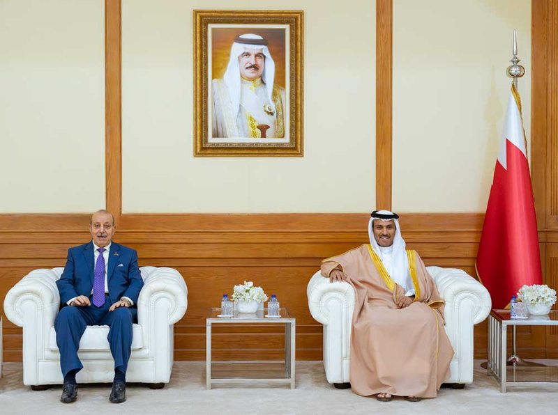 وزير الإعلام يستقبل سفير دولة فلسطين لدى مملكة البحرين
