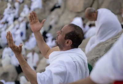 ضيوف الرحمن يتوافدون إلى صعيد عرفات لأداء ركن الحج الأعظم