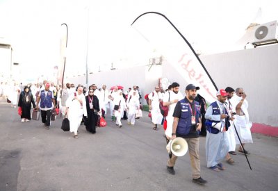 الحجاج يؤدون الركن الأعظم