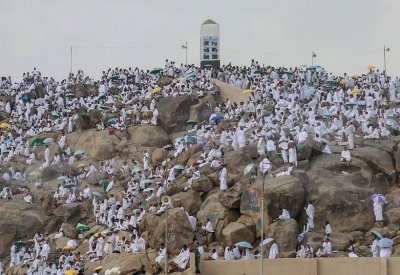 وسط صعيد عرفات.. حجاج يتوافدون إلى جبل الرحمة