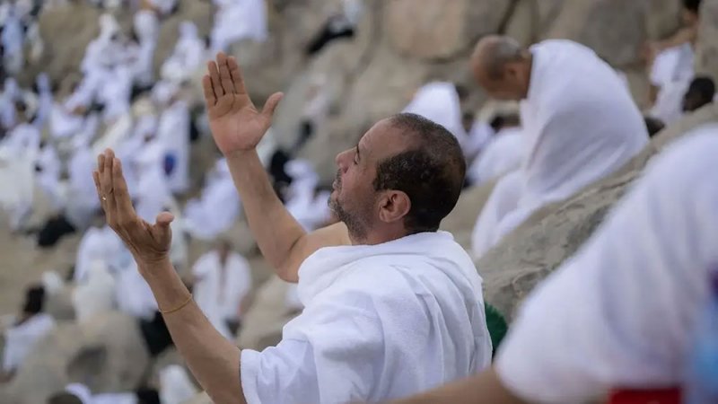 ضيوف الرحمن يتوافدون إلى صعيد عرفات لأداء ركن الحج الأعظم