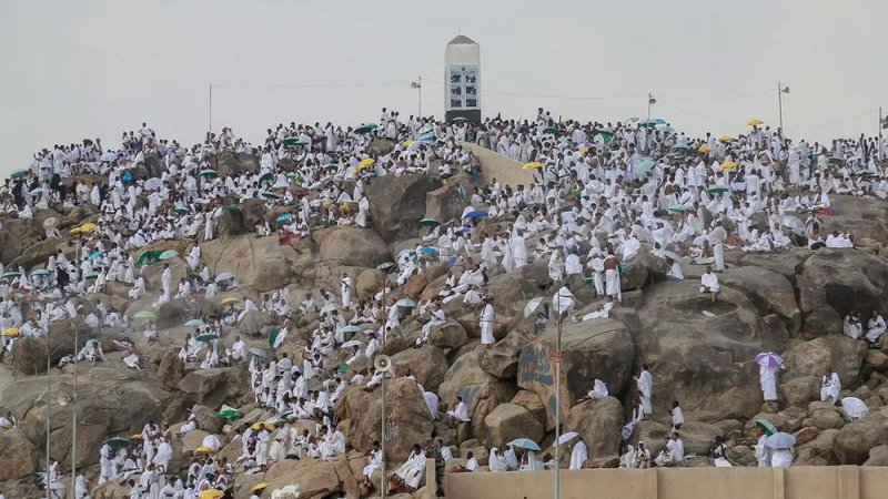 وسط صعيد عرفات.. حجاج يتوافدون إلى جبل الرحمة