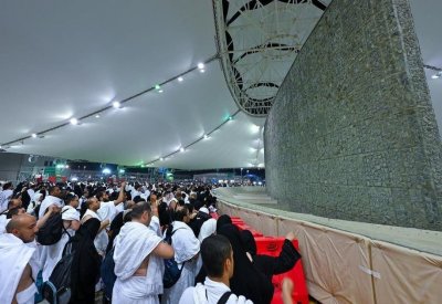 الحجاج يبدأون رمي "جمرة العقبة" الكبرى في مشعر منى