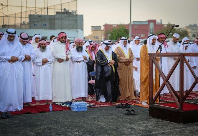 بالصور: جموع المصلين يؤدون صلاة عيد الأضحى المبارك