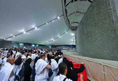 الحجاج يبدأون رمي "جمرة العقبة" الكبرى في مشعر منى