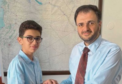 وزير يشغل السوريين.. نصّب طفلاً كمتحدث باسم وزارته