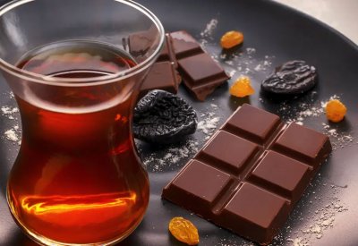 تناول الشوكولاته مع الشاي مفيد للقلب.. ويخفض ضغط الدم