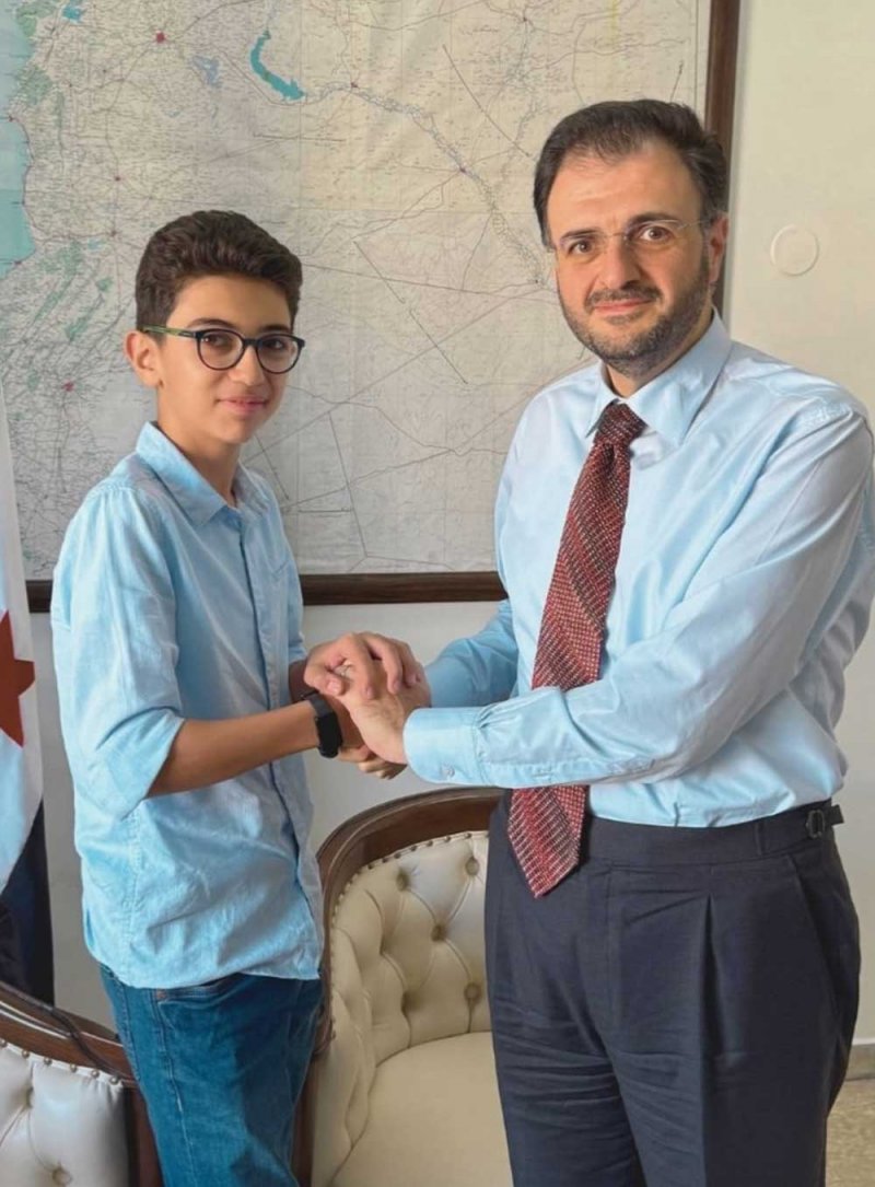 وزير يشغل السوريين.. نصّب طفلاً كمتحدث باسم وزارته