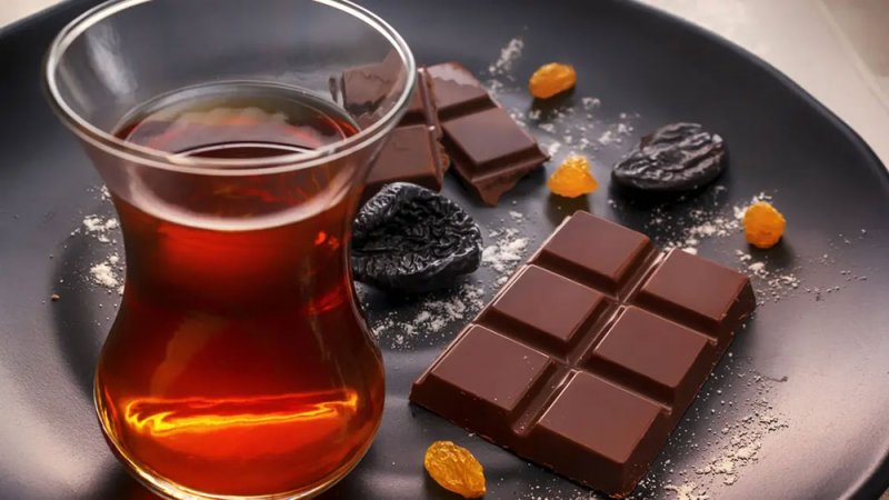 تناول الشوكولاته مع الشاي مفيد للقلب.. ويخفض ضغط الدم