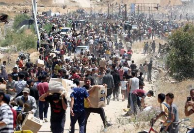مجزرة جديدة في غزة.. إسرائيل تقصف خيام نازحين ومركز مساعدات بخان يونس ورفح