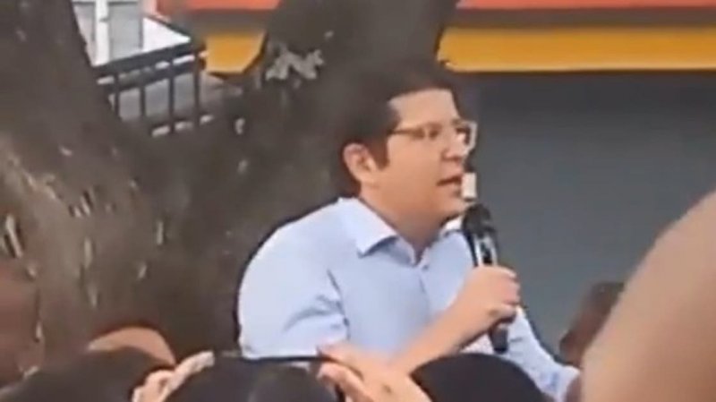 بالفيديو.. محاولة اغتيال مرشح رئاسي كولومبي برصاصة في رأسه أمام أنصاره