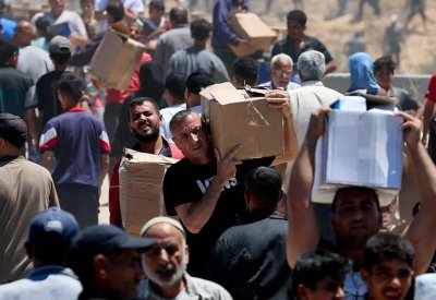 مقتل العشرات قرب مركز للمساعدات.. وإسرائيل تخلي شمال غزة